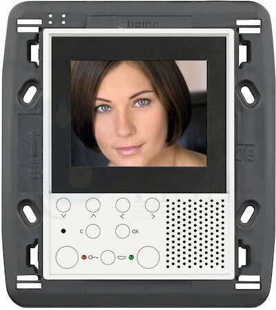 Axolute Внутреннее видеоустройство с функцией hands-free, 2-проводная система, цветной LCD экран 2,5”, управление с помощью ПК, дополняется декоративными рамками серии AXOLUTE, цвет белый